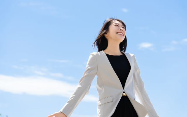 苦しくてつらくてもニコニコと笑顔で生きる女性
