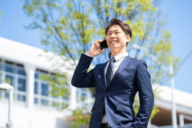 今さらと言い訳しない、今日が人生で最も若い日と行動する男性