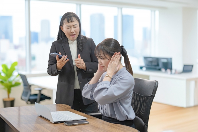 伝え方が上手くいかず悩む女性