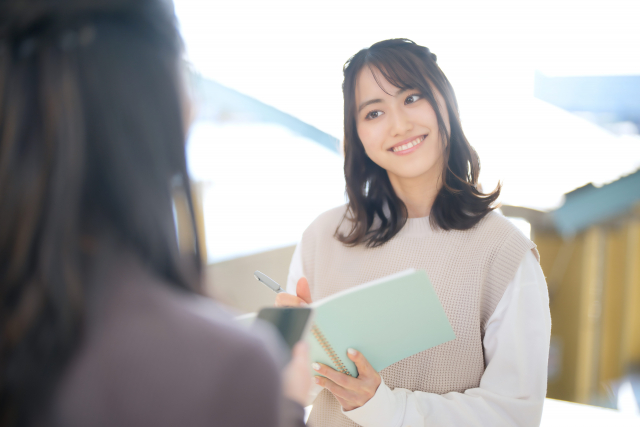 人の話を聞く