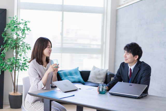 相手の視点に立って話をするビジネスパーソン