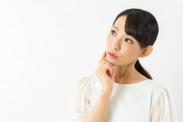 本の内容を思い出す女性