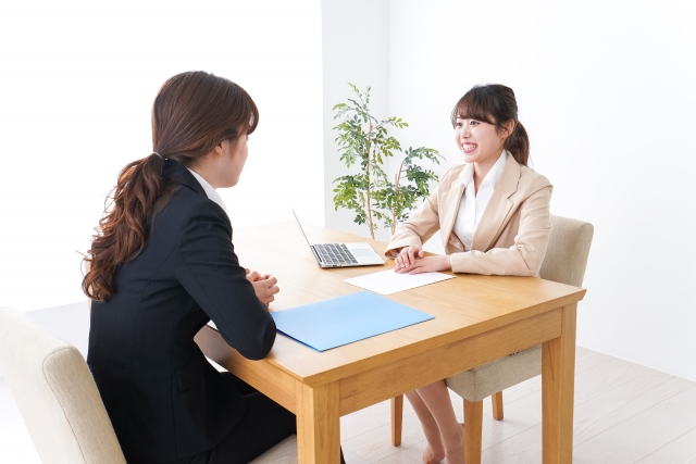転職エージェントと面談している