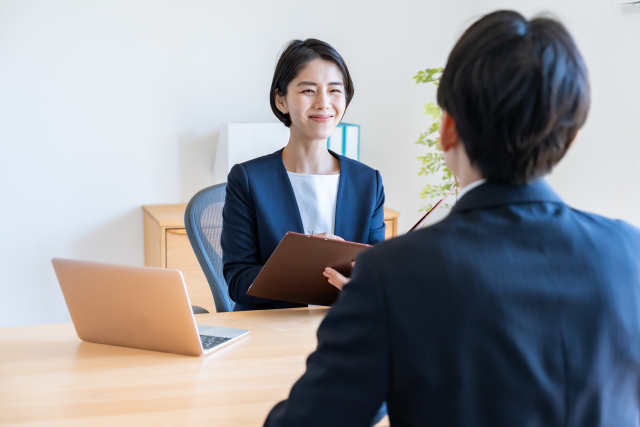 転職エージェントと面談している男性
