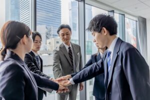 中心を合わせ、手を取り合う上司と部下