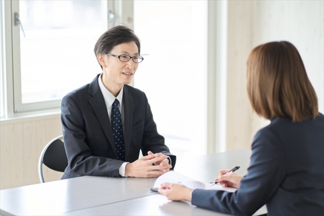 転職エージェントと面談している