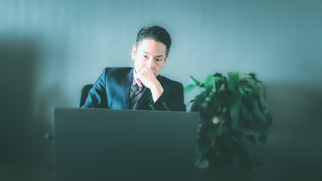 昇進できず悔しい男性