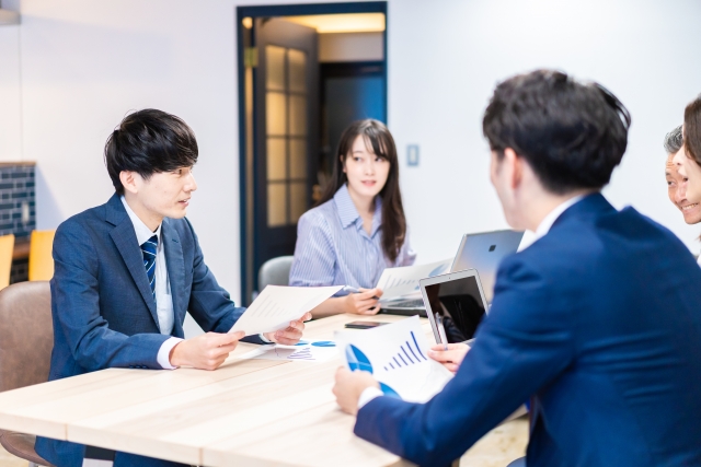 仕事を自分で撮りにいく男性