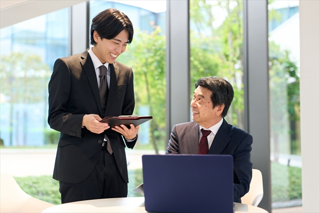 報告する部下に感謝を伝える上司