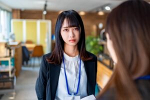 不機嫌な部下に、上司がいつも通り接している
