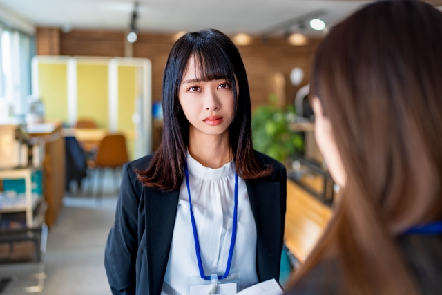 不機嫌な部下に、上司がいつも通り接している