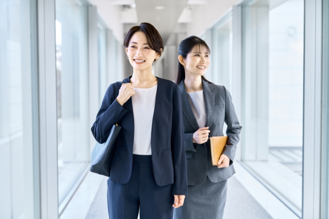 仕事を楽しむ女性たち