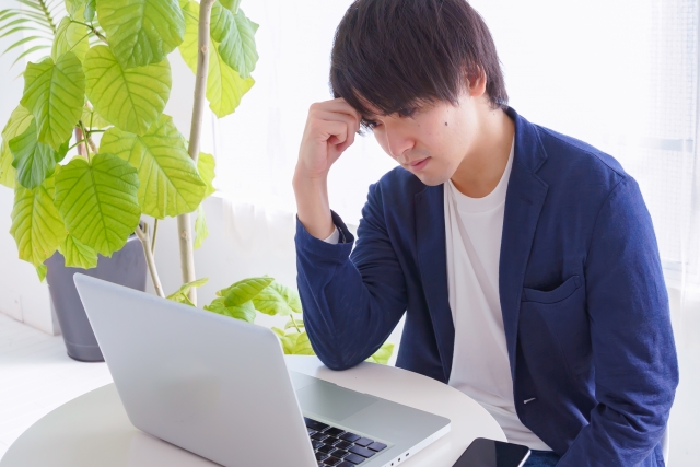 パソコンの前で手が止まっている人