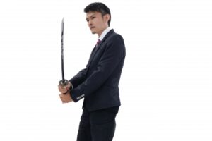 木剣を持つ相手に向かって入り身をする場面