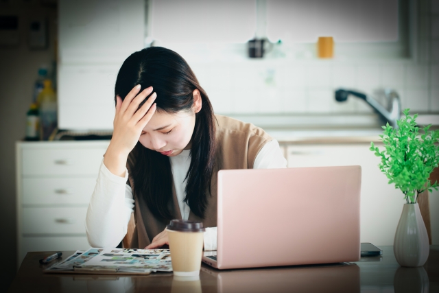 転職すべきかわからず悩む女性