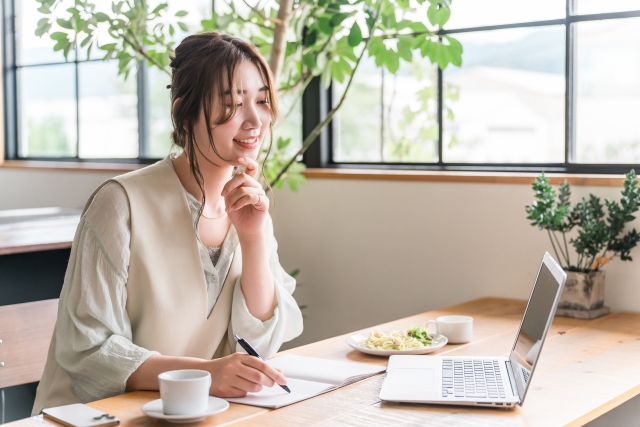 甘えではなく笑顔で生きる女性