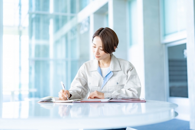 就労移行支援で学ぶ女性
