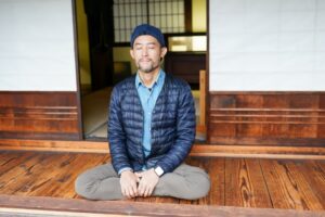 有意注意で意識を指先と呼吸に向けている男性