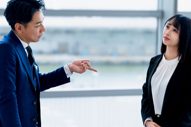 怒る上司と話を聞かない部下