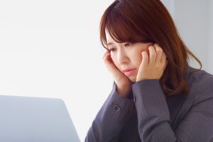リストを見ながら考え込んでいる人