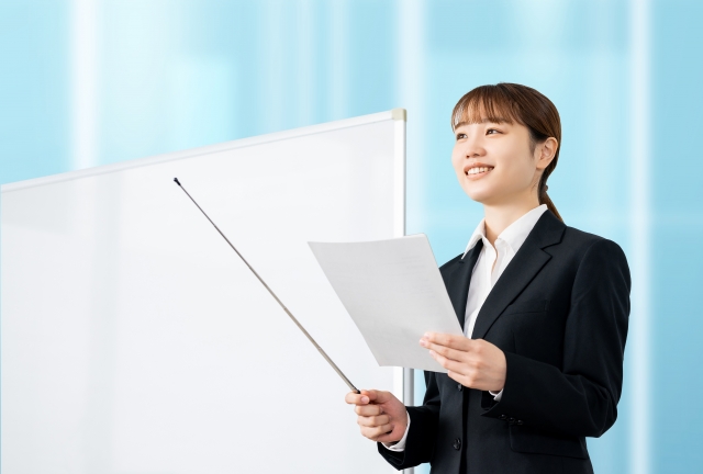 スピーチする女性
