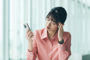 道を歩き出せずに立ちすくむ女性