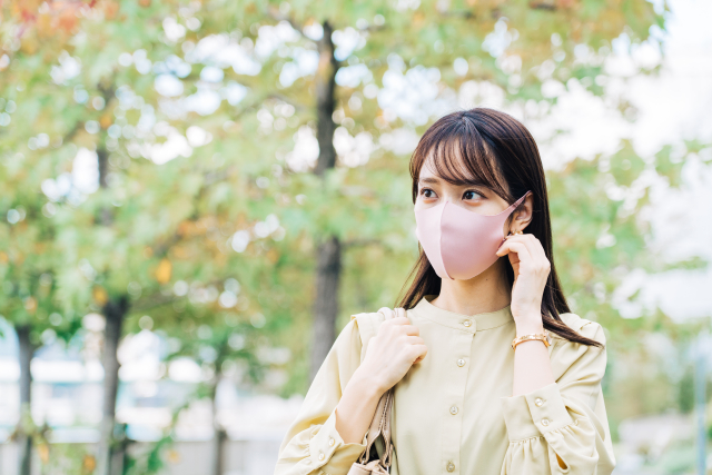 不安の中、腐らずに前を向く女性