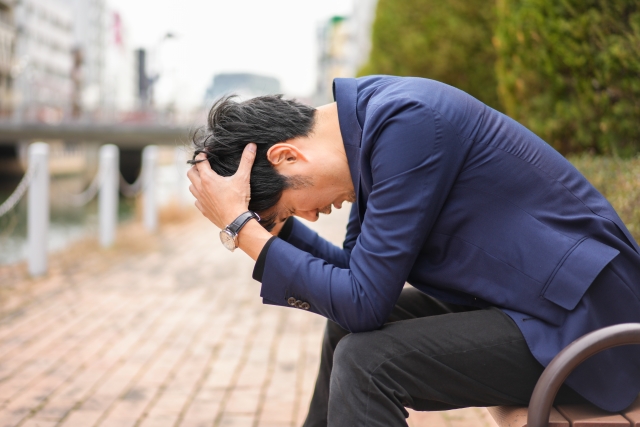 不安で押しつぶされそうなビジネスパーソン