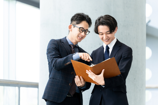 前向きな言葉をかけるビジネスパーソン