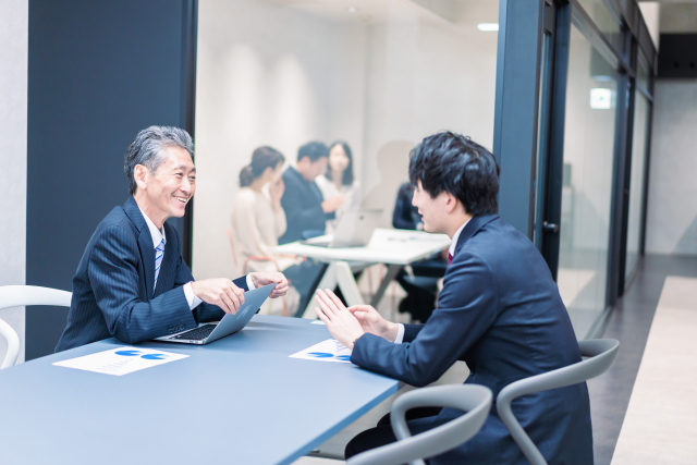 報告する部下と褒める上司