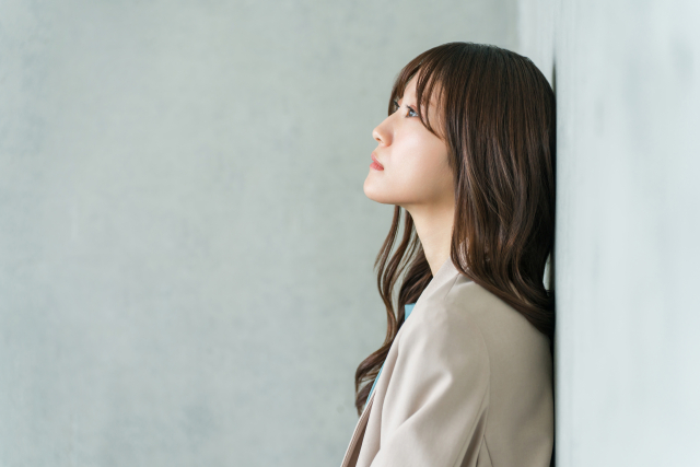 仕事で不安があり悩む女性