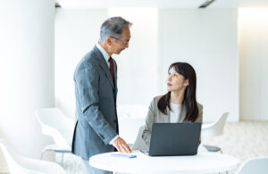 指示をする上司