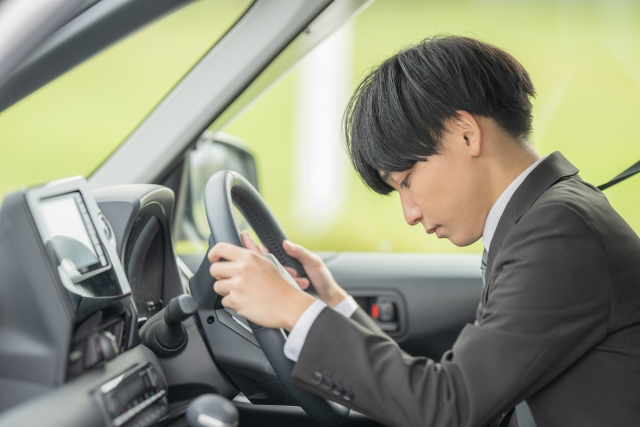一人で動くだけの男性