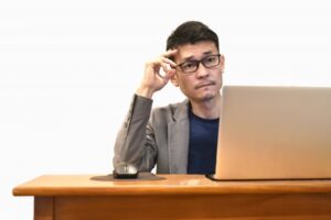 後輩が昇進してみじめな男性