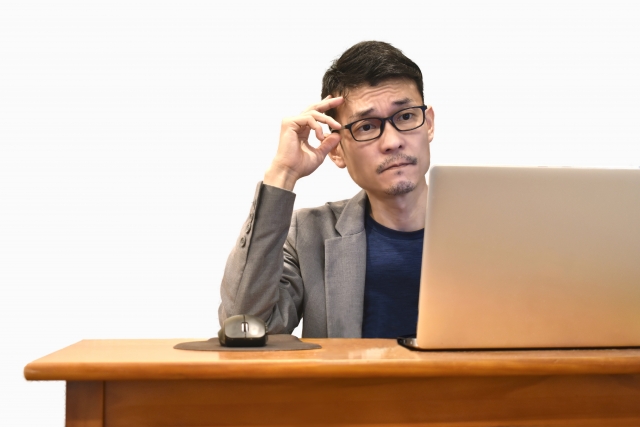 後輩が昇進してみじめな男性